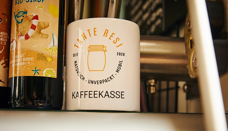 Nahaufnahme einer Tasse, auf der "Tante Resi" steht.